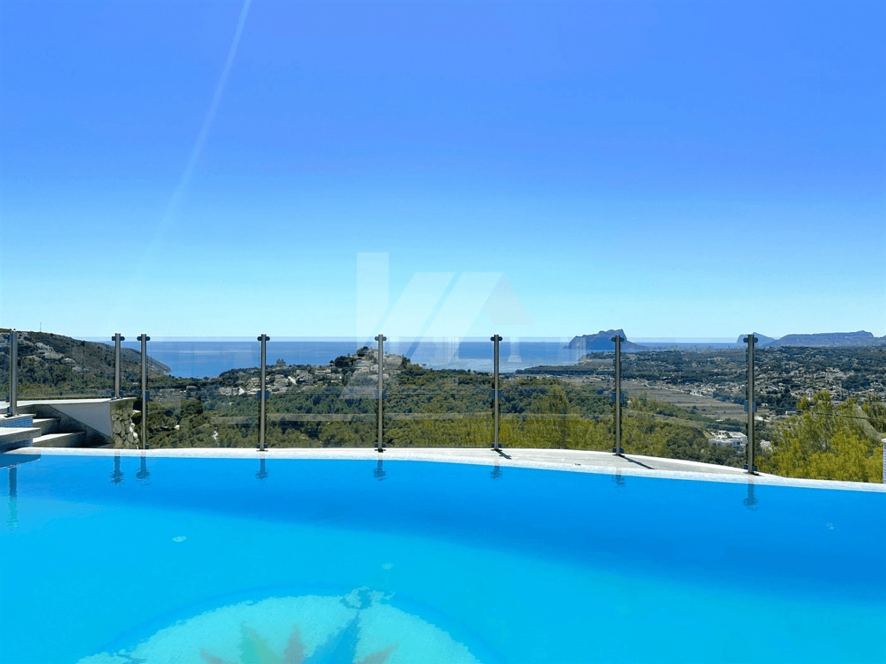 Villa con vistas panorámicas al mar en venta en Moraira, Costa Blanca.