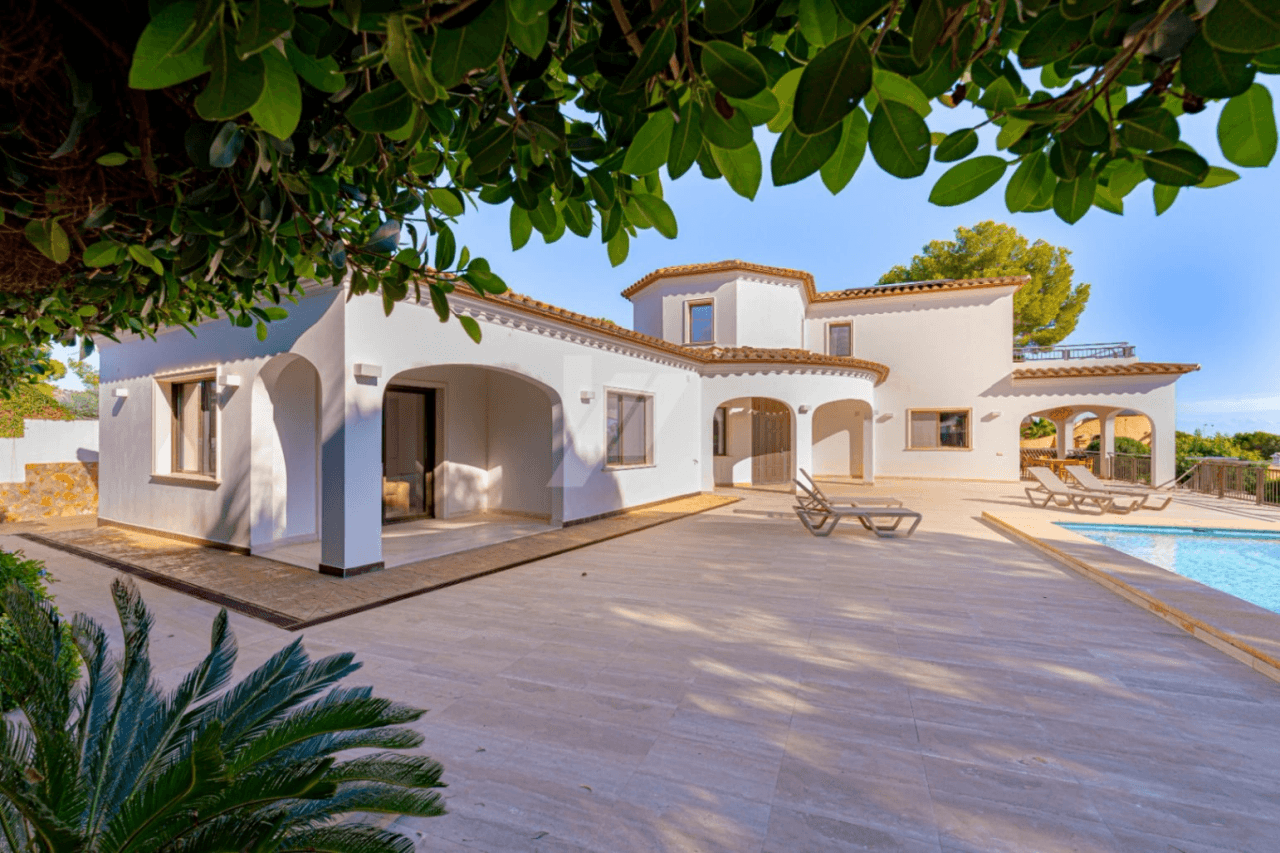 Villa de lujo en segunda línea a la venta en Moraira, con vistas al mar.