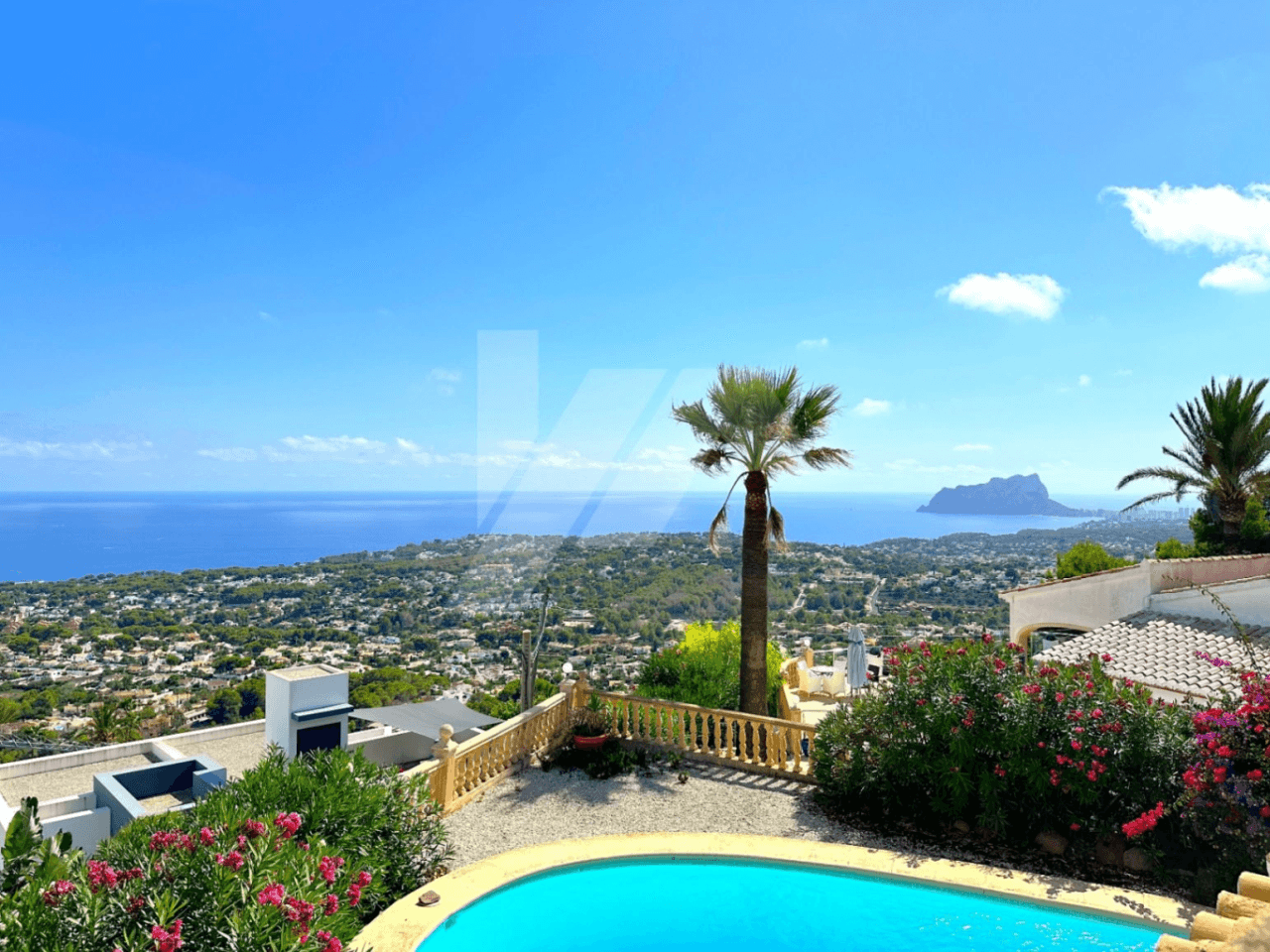 Villa con vista panorámicas al mar en venta en Moraira, Costa Blanca.