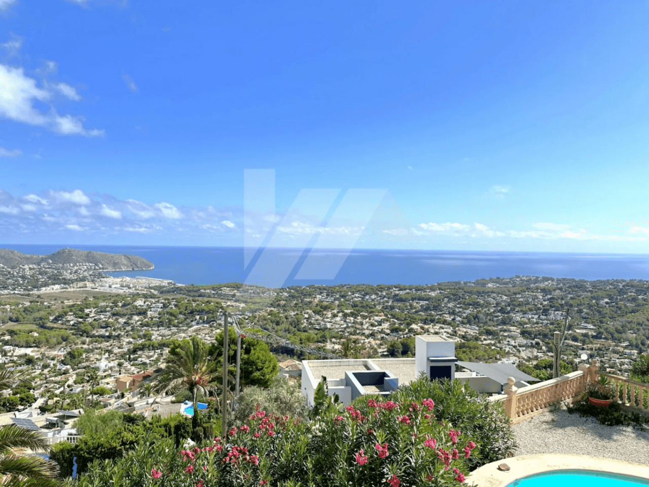 Villa con vista panorámicas al mar en venta en Moraira, Costa Blanca.