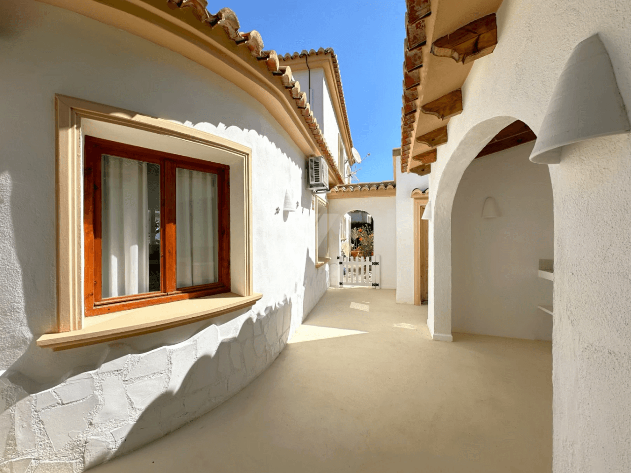 Villa Mediterránea Renovada con Encanto Ibicenco en Benitachell.