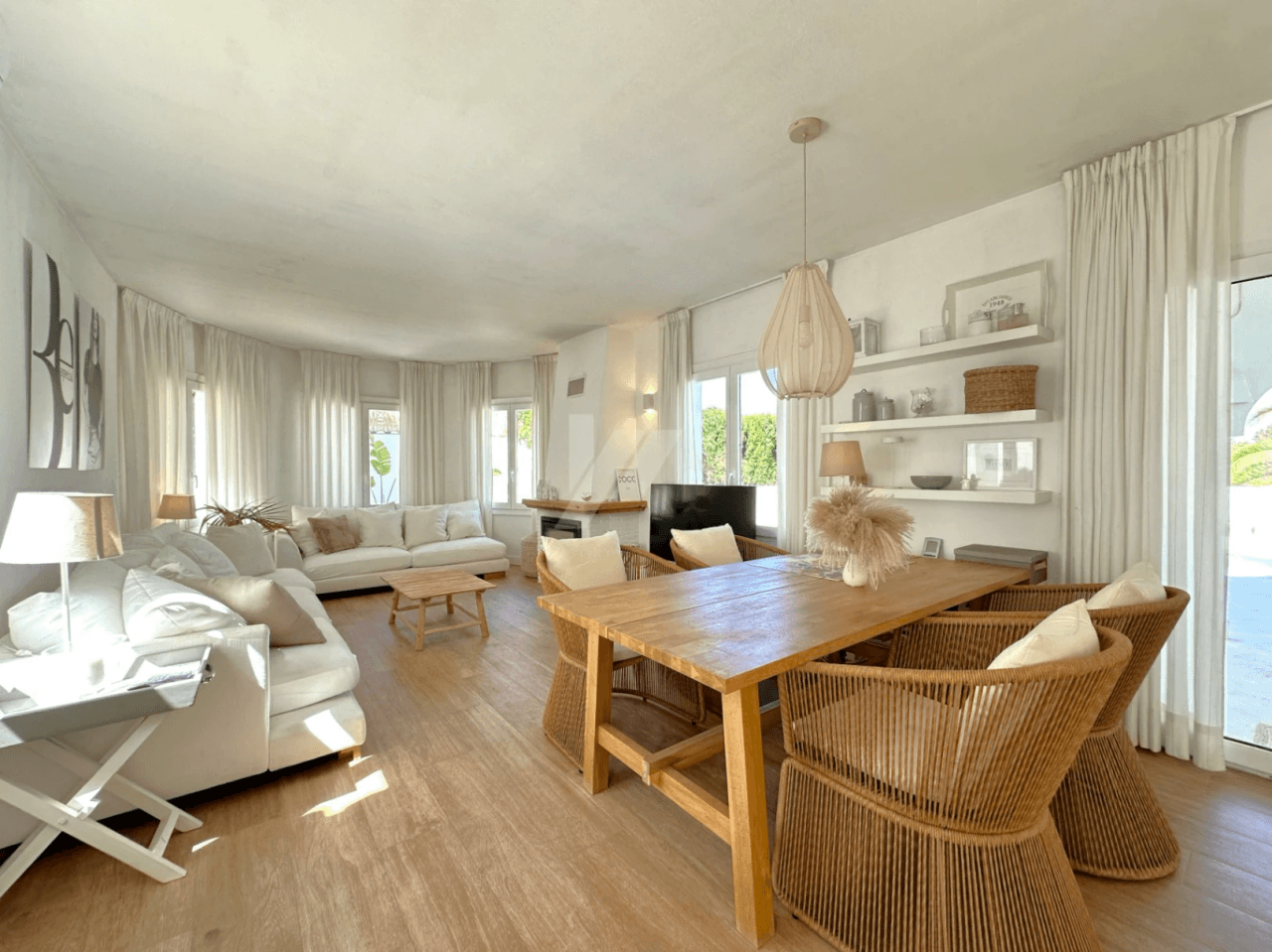 Villa Mediterránea Renovada con Encanto Ibicenco en Benitachell.