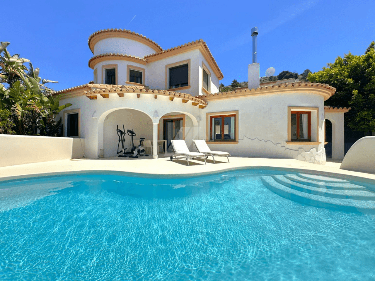 Villa Mediterránea Renovada con Encanto Ibicenco en Benitachell.
